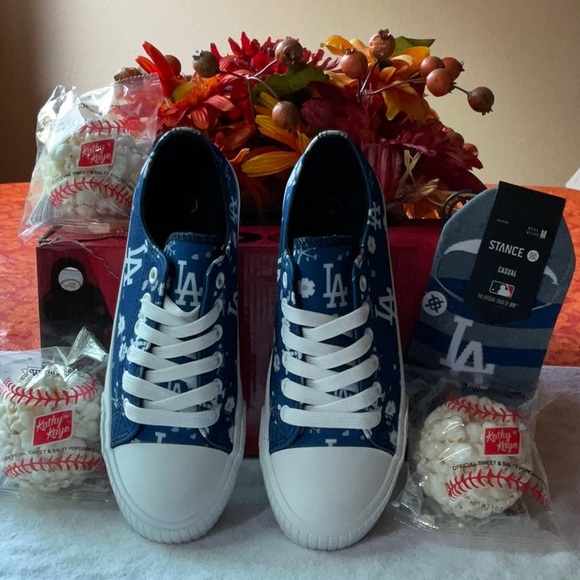 ⚾️🌭🥜🍿 LOS ANGELES DODGERS  SNEAKER BUNDLE ⚾️🌭🥜🍿 NWT ⚾️🌭🥜🍿 - Picture 5 of 16